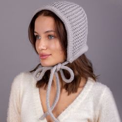 Adult women's bonnet. Merino wool, cashmere. Light gray color