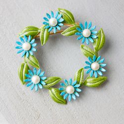 Vintage blue daisy wreath brooch Turquoise flower brooch Cluster of daisies pin