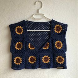 crochet daisy top, sunflower crochet top, blue square top, crochet granny square top, crochet patchwork crop top
