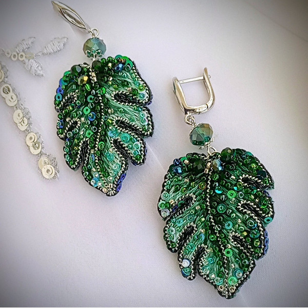 Handmade-beaded-monstera-leaf-earrings.jpg