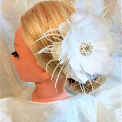 Wedding feather hair clip, White feather brooch, White Feather Fascinator,  Bridal hair accessory, White Feather flower