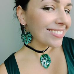 Handmade beaded emerald monstera leaf earrings, monstera jewelry, plant earrings, leaves earrings, monstera gift