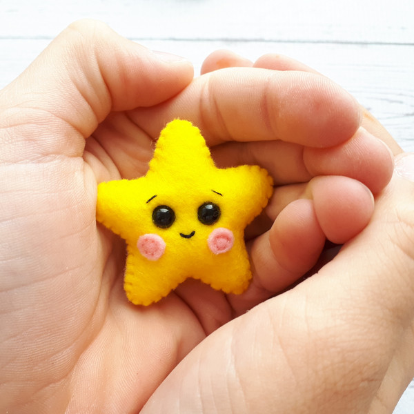 Yellow-star-pocket-hug-gift