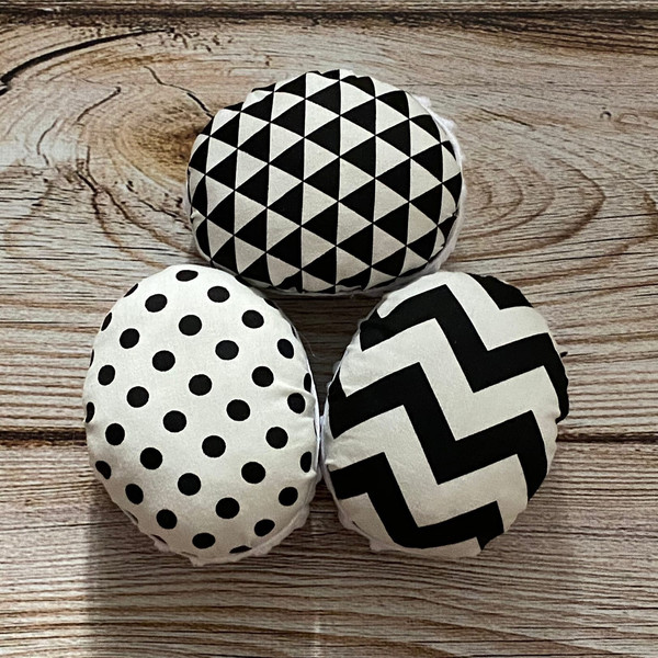 black-and-white-mamaroo-balls.jpg