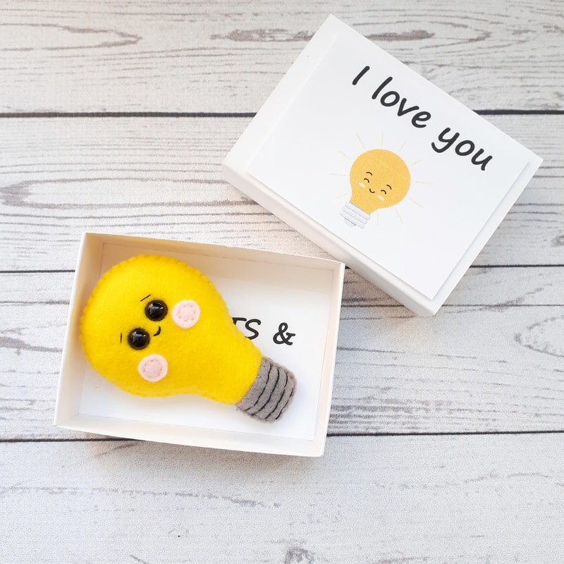 Light-bulb-hug-in-a-box-2