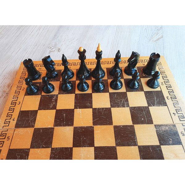 chess_set_shabby_board98.jpg