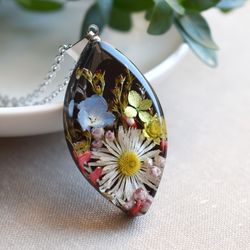 Real buttercup, hydrangea and daisy pendant. Real daisy necklace. Flowers in resin.