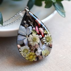 Real buttercup, hydrangea and daisy pendant. Real daisy necklace. Flowers in resin.