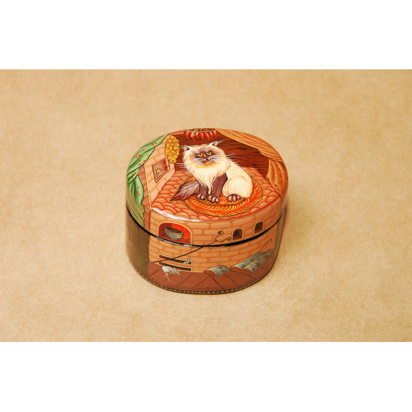 Cat lacquer box