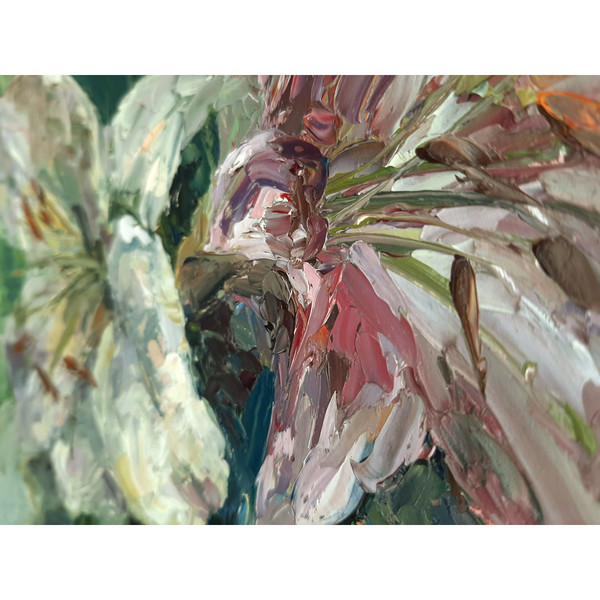 Lilys Flowers Art. Textural strokes that emphasize the volume and texture of flowers.
