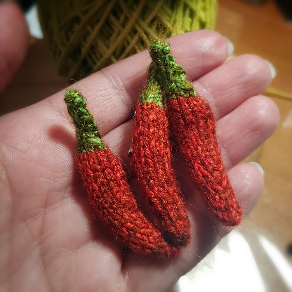 Chili Pepper knitting pattern, knitting pepper, brooch, pattern for beginners, clothing decor, valentine gift, craft DIY 4.jpg