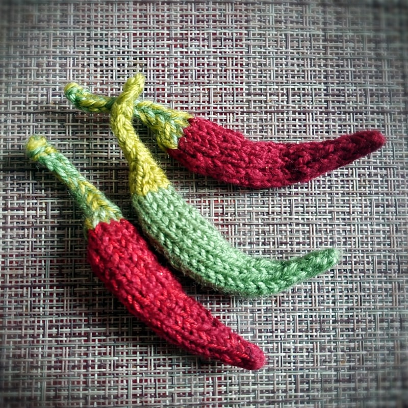 Chili Pepper knitting pattern, knitting pepper, brooch, pattern for beginners, clothing decor, valentine gift, craft DIY 6.jpg