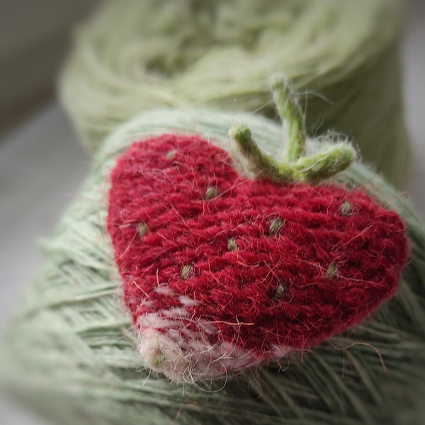 Strawberry heart pattern, valentine gift, knitting pattern, knitted heart, strawberry art, valentine heart, DIY crafts 4.jpg