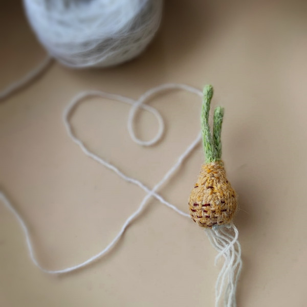 Onion knitting pattern, cute knitted bulb, unusual jewelry, kitchen decor, knitting tutorial, bulb pattern, DIY crafts 3.jpg