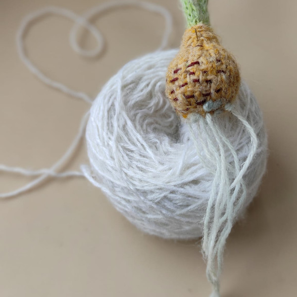 Onion knitting pattern, cute knitted bulb, unusual jewelry, kitchen decor, knitting tutorial, bulb pattern, DIY crafts 4.jpg