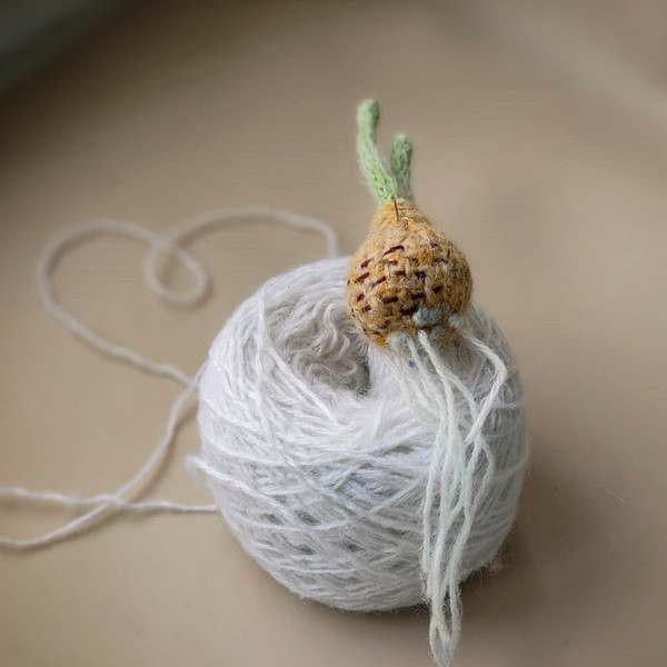 Onion knitting pattern, cute knitted bulb, unusual jewelry, kitchen decor, knitting tutorial, bulb pattern, DIY crafts 5.jpg