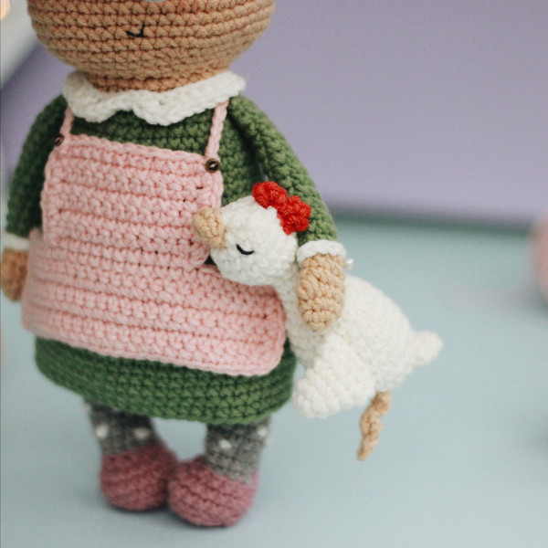 Crochet-old-lady-with-chicken