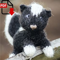 Mini Skunk knitting pattern. Little knitted realistic chipmunk step by step tutorial. English and Russian PDF.