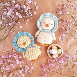 Crochet pattern Easter chicken in a flowery bonnet, basket with Easter eggs