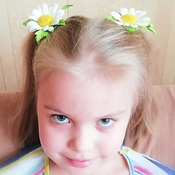 Girl-with-daisies-in-her-hair
