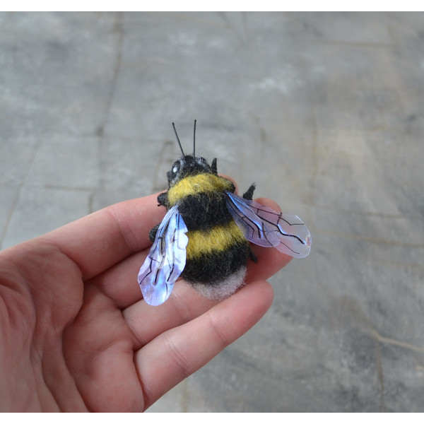 Bumblebee-pin-Needle-felted-realistic-bumblebee-brooch-for-women 4