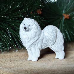 brooch samoyed figurine - brooch or dog show ring clip/number holder, cast plastic, hand-painted