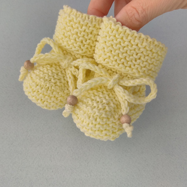 Yellow knitted baby booties3.jpg