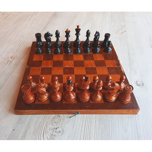 small_chess_set_1955.98.jpg