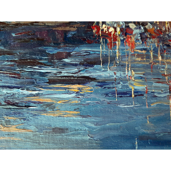 Textural strokes that emphasize the volume and texture of sea waves and of glare at sunset.
