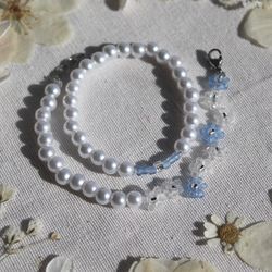set of two flower bracelets , pearl floral bracelet, cute jewelry , daisy crystal bracelet , seed bead jewellery