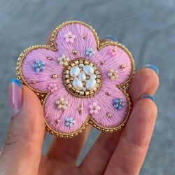 Daisy flower beaded brooch Embroidered flower brooch Beaded daisy flower Daisy flower chain