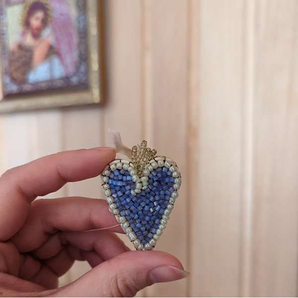Beaded-embrodered-heart-pendant-12MP.jpg