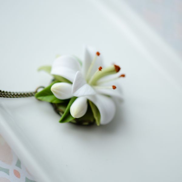 LIly necklace, Flower women jewellery, Floral gifts for her, White lillies necklace, Mother's day gift, Handmadeblossom