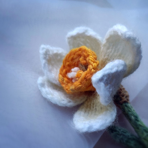 Narcissus flower knitting pattern, realistic artificial flowers simple pattern for flower arrangement, jewelry making 4.jpg