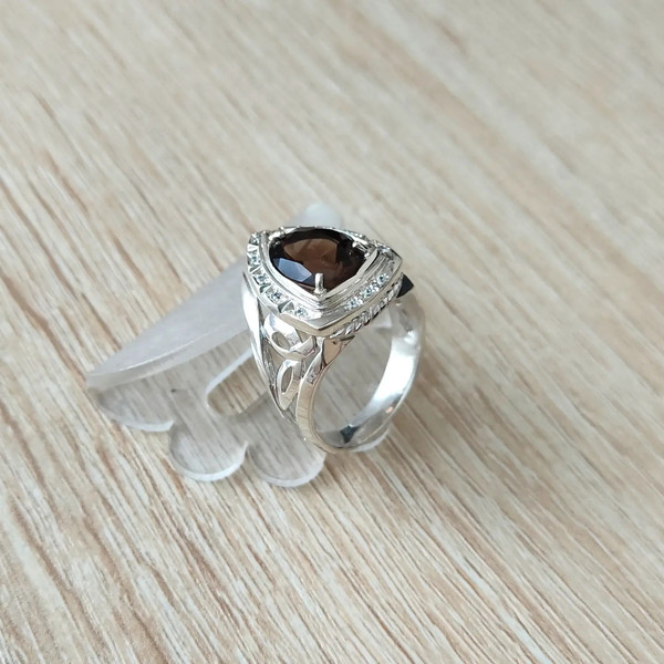 STYLISH DESIGN GIFT FOR DAD RING WITH A BEAUTIFUL STONE