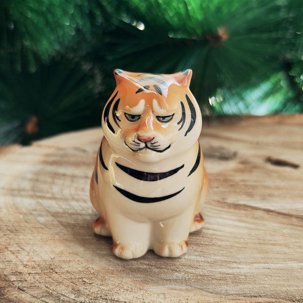 Porcelain figurine tiger