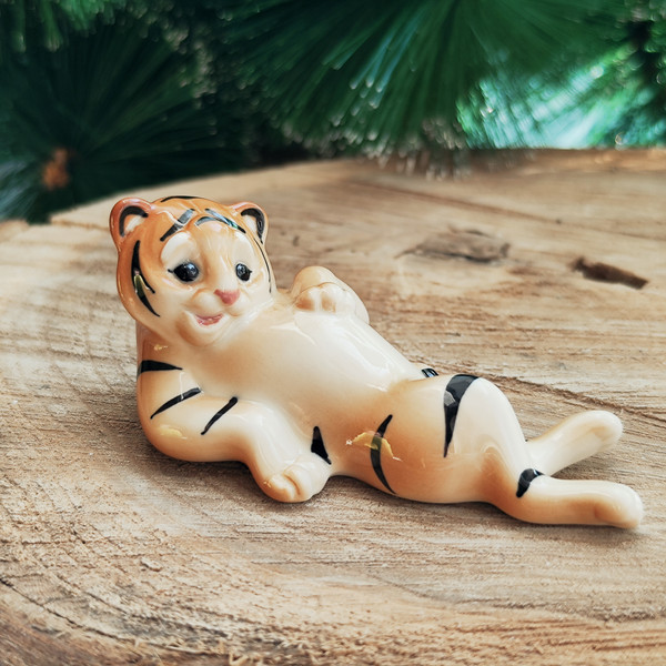 statuette tiger