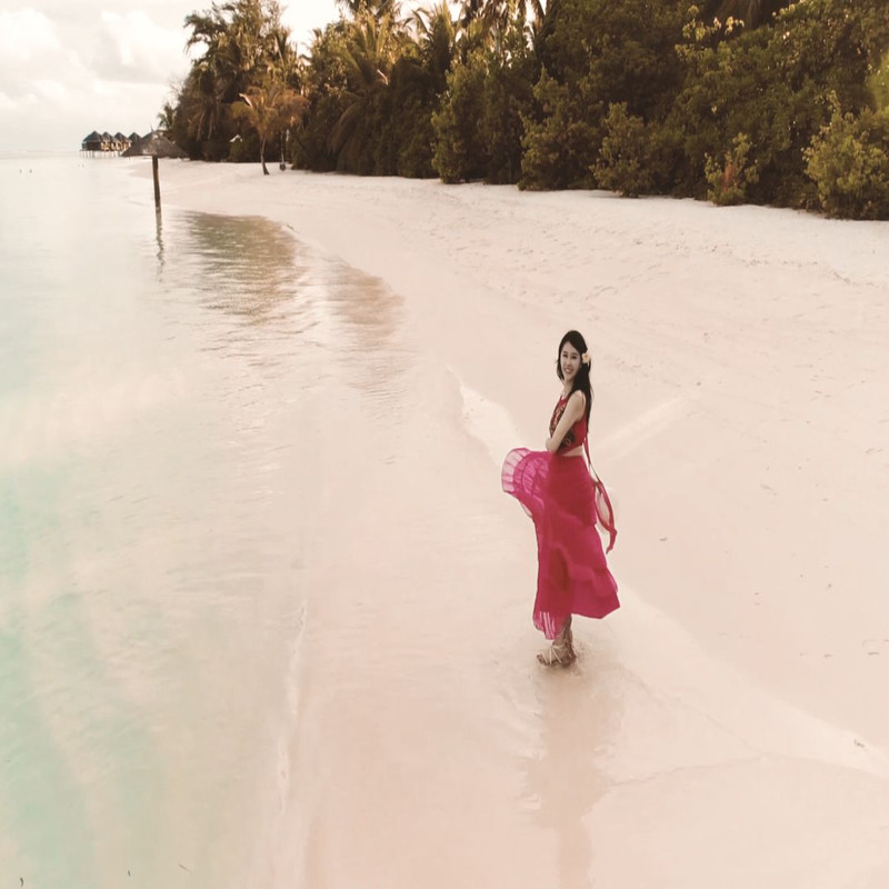 1080x1080 size mixkit-woman-spins-in-a-circle-at-the-beach-1306.00_00_01_16.Quadro001-1594x1062.jpg