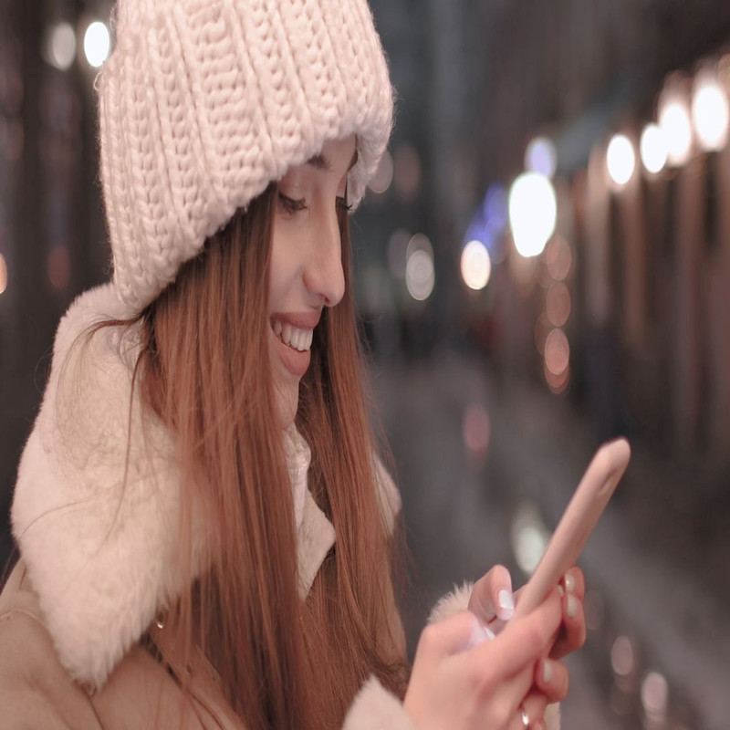 1080x1080 size mixkit-woman-texting-happily-on-social-media-9256-medium.00_00_00_00.Quadro001.jpg