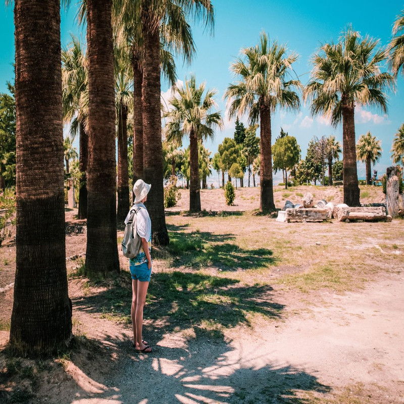 1080x1080 size tourist_sightseeing_196531-2-1594x1062.jpg