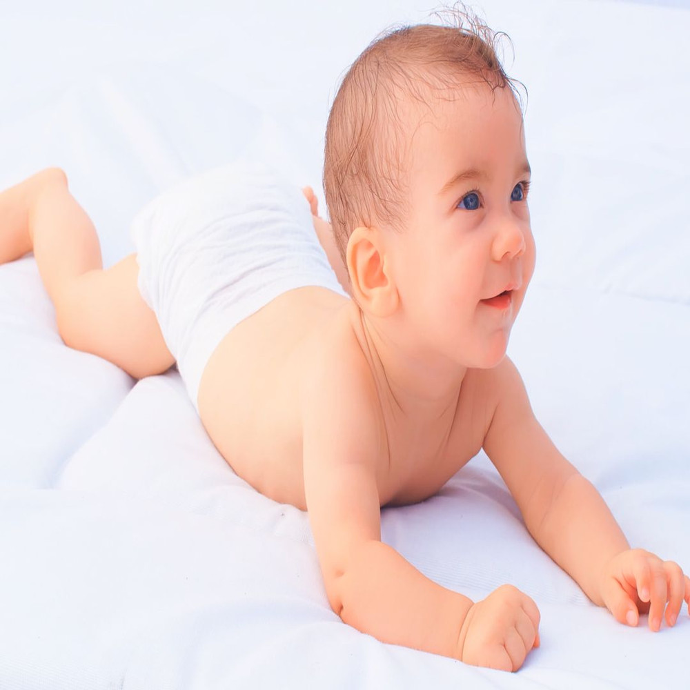 1080x1080 size baby-lying-on-his-stomach-and-looking-up-convert-video-online.com_.00_00_00_00.Quadro001-1594x1062.jpg