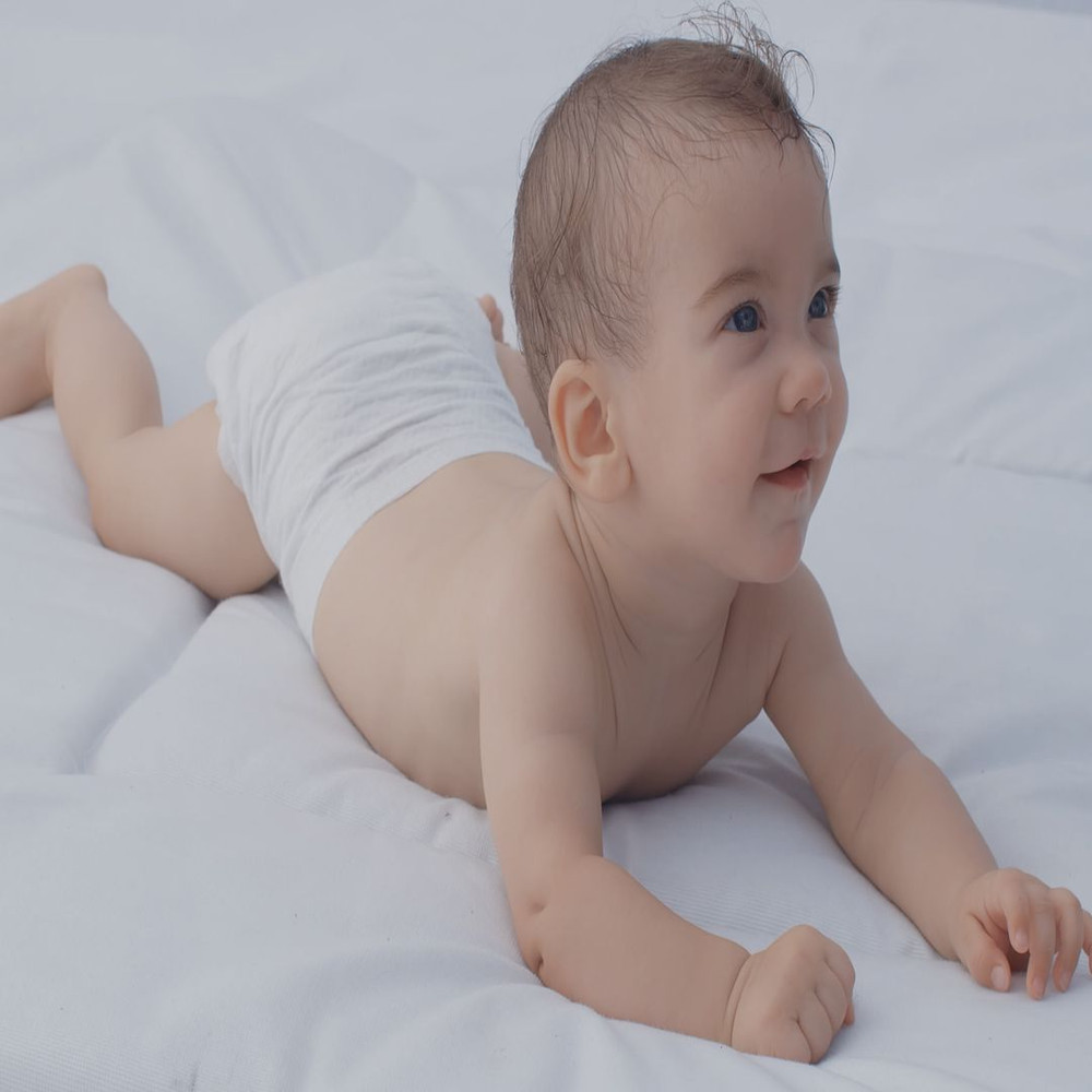 1080x1080 size baby-lying-on-his-stomach-and-looking-up-convert-video-online.com_.00_00_00_00.Quadro002-1594x1062.jpg