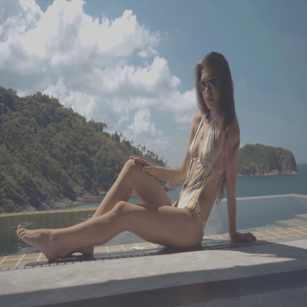 1080x1080 size model-posing-and-sitting-on-wall-by-ocean-convert-video-online.com_.00_00_18_20.Quadro003-1594x1062.jpg