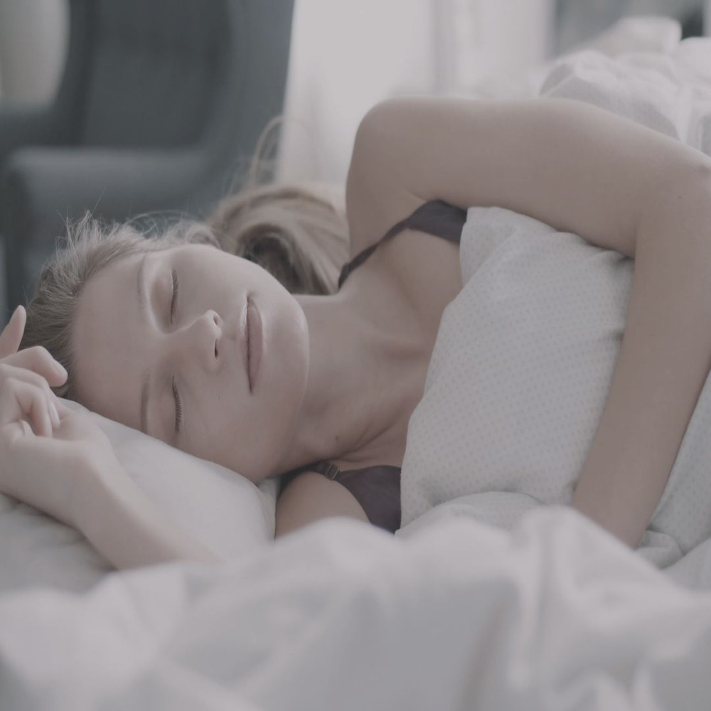 1080x1080 size woman-sleeping-in-bed-convert-video-online.com_.00_00_00_00.Quadro002-1594x1062.jpg