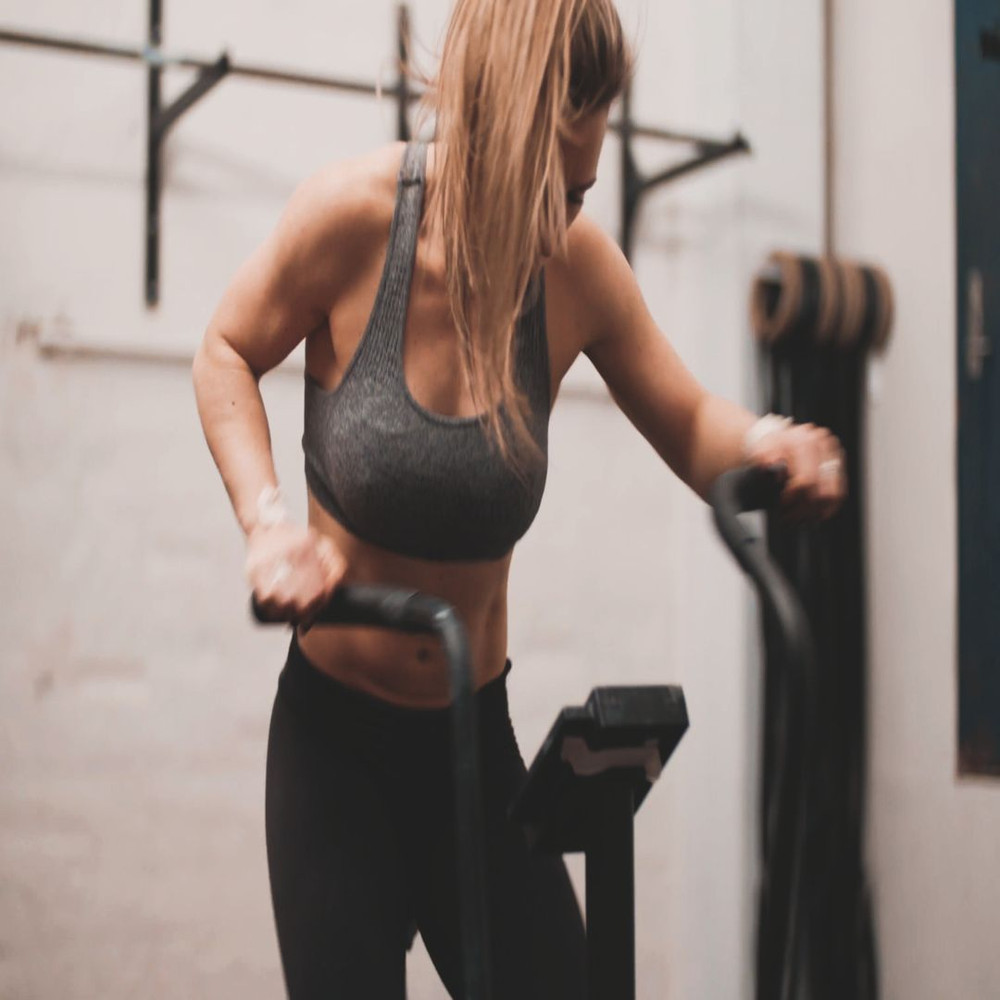 1080x1080 size woman-on-an-exercise-bike-at-the-gym.00_00_02_10.Quadro001-1594x1062.jpg