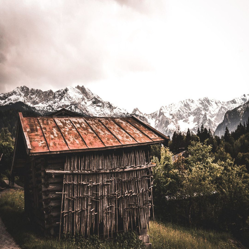 1080x1080 size ashley-knedler-8oaSa-nODC0-unsplash-scaled-1-2048x1366.jpg