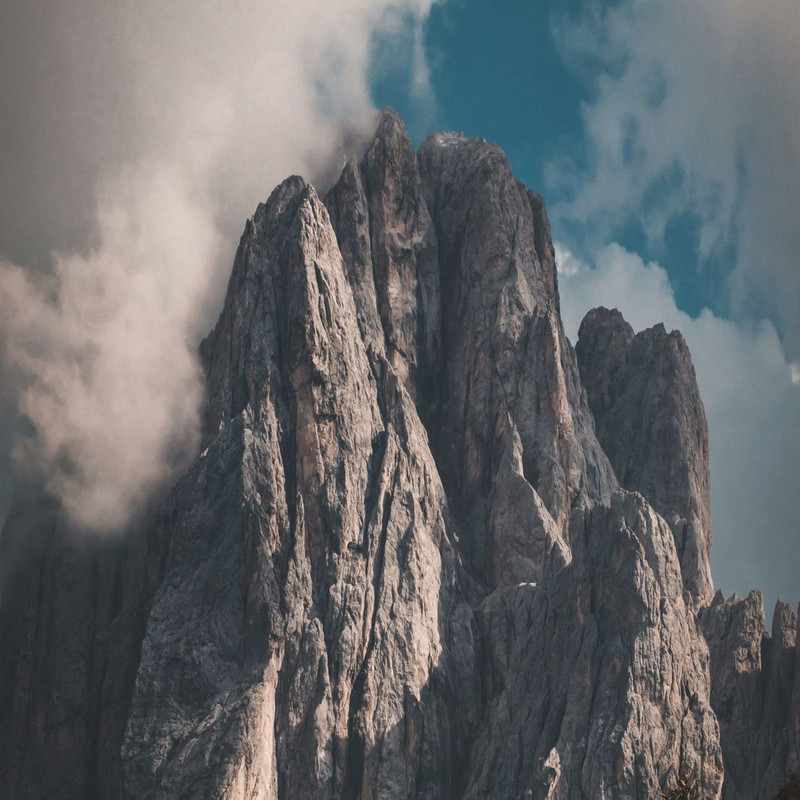 1080x1080 size guillaume-briard-PYaCF1ZsBPU-unsplash-1-scaled-1-1594x1062.jpg