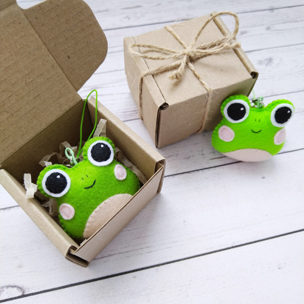 Frog-plush-phone-charm-gift