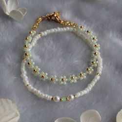 milky green beaded bracelet, flower bracelet, daisy jewellery, handmade jewels, floral braided bracelet, cute jewellery