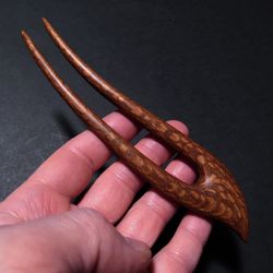 Hairpin made of leopard wood (LACEWOOD).